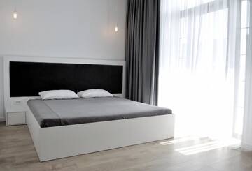 Фото номера Двухместный номер с 1 кроватью и балконом Отель Klaster SeaView Hotel г. Черноморск 3