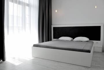 Фото номера Двухместный номер с 1 кроватью и балконом Отель Klaster SeaView Hotel г. Черноморск 2